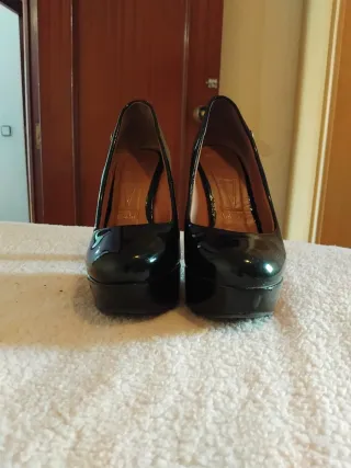 Zapatos de tacón negros y dorados