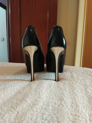 Zapatos de tacón negros y dorados