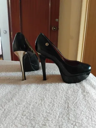 Zapatos de tacón negros y dorados