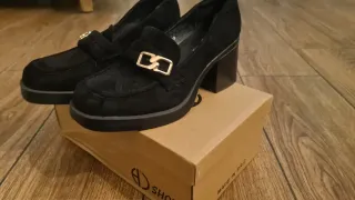 Zapatos negros de tacón con detalle dorado