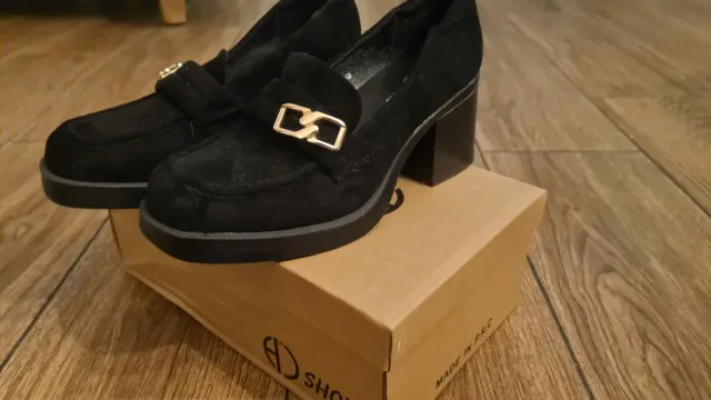 Zapatos negros de tacón con detalle dorado