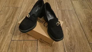 Zapatos negros de tacón con detalle dorado