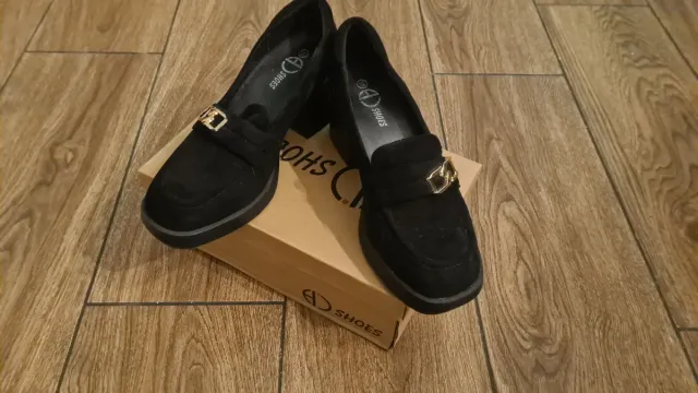 Zapatos negros de tacón con detalle dorado