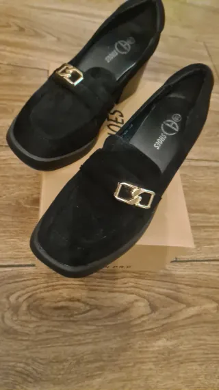 Zapatos negros de tacón con detalle dorado