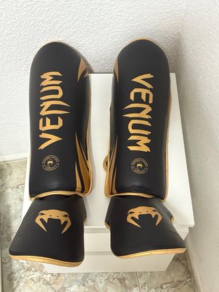 Equipación MMA Venum Guantes y Espinilleras