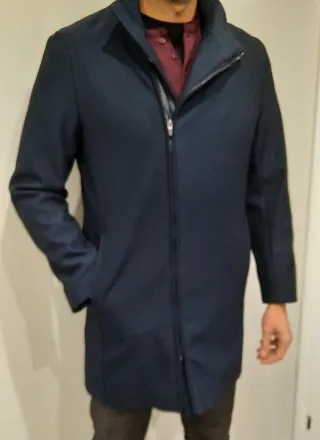 Abrigo de caballero azul + camisa de lino