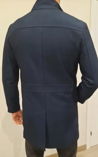 Abrigo de caballero azul + camisa de lino