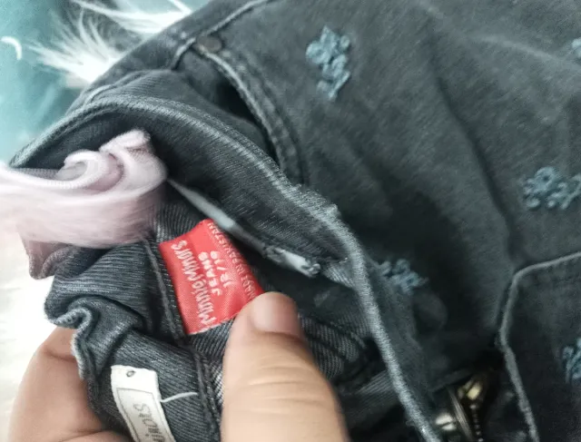 Pantalones vaqueros grises con flores