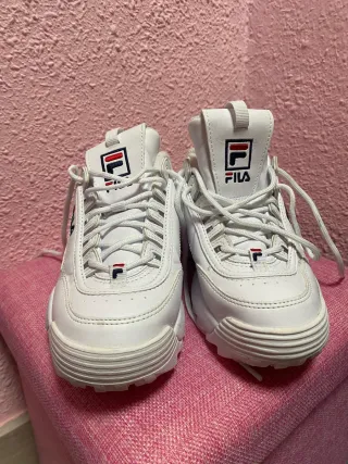 2 pares bambas Fila Blancas y crudas.