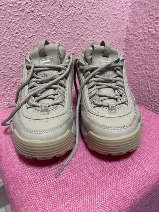 2 pares bambas Fila Blancas y crudas.