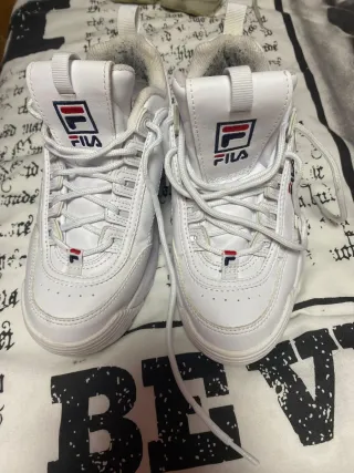 2 pares bambas Fila Blancas y crudas.