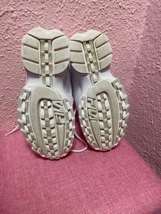 2 pares bambas Fila Blancas y crudas.