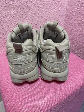 2 pares bambas Fila Blancas y crudas.