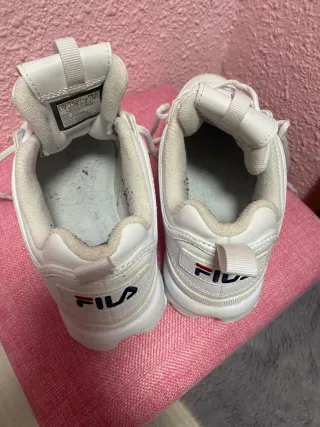 2 pares bambas Fila Blancas y crudas.