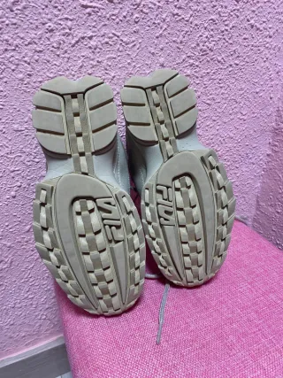 2 pares bambas Fila Blancas y crudas.