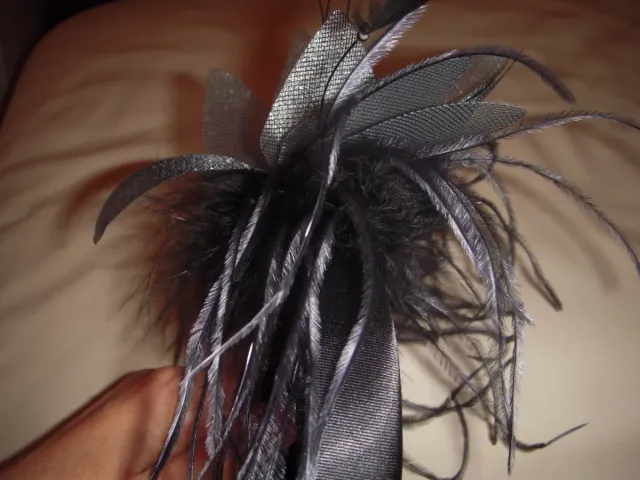 Diadema nero elegante con piume per feste