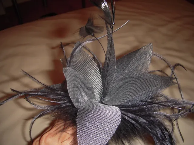 Diadema nero elegante con piume per feste