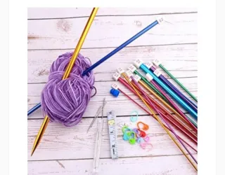 Agujas de tejer de colores con accesorios