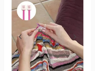 Agujas de tejer de colores con accesorios