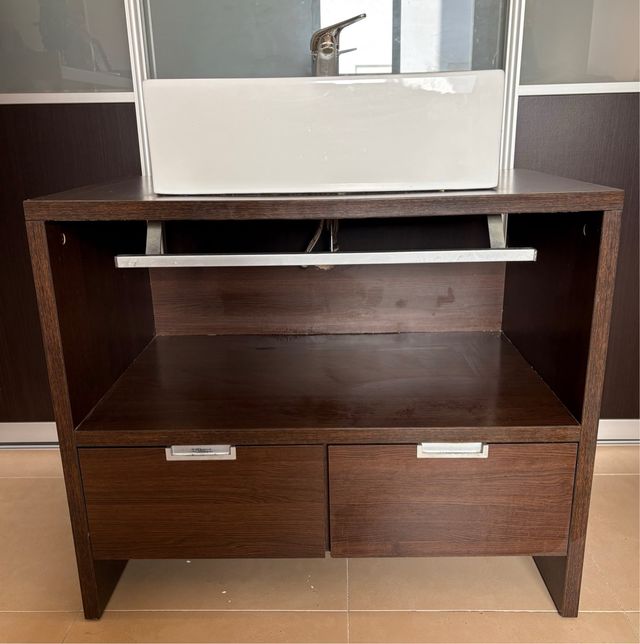 Mueble de baño con lavabo, espejo, váter y bidé