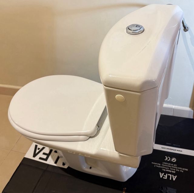 Mueble de baño con lavabo, espejo, váter y bidé