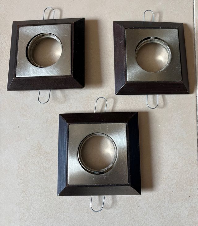 Mueble de baño con lavabo, espejo, váter y bidé