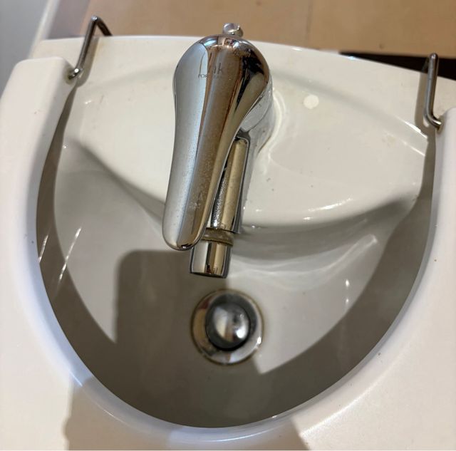 Mueble de baño con lavabo, espejo, váter y bidé