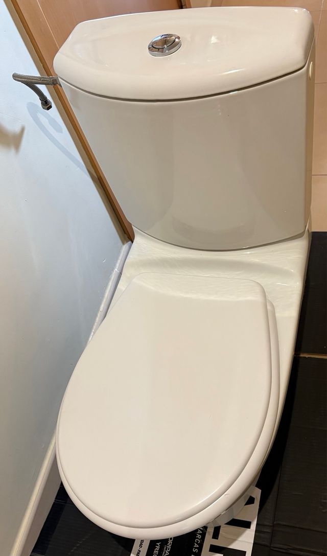 Mueble de baño con lavabo, espejo, váter y bidé