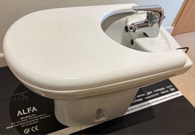 Mueble de baño con lavabo, espejo, váter y bidé