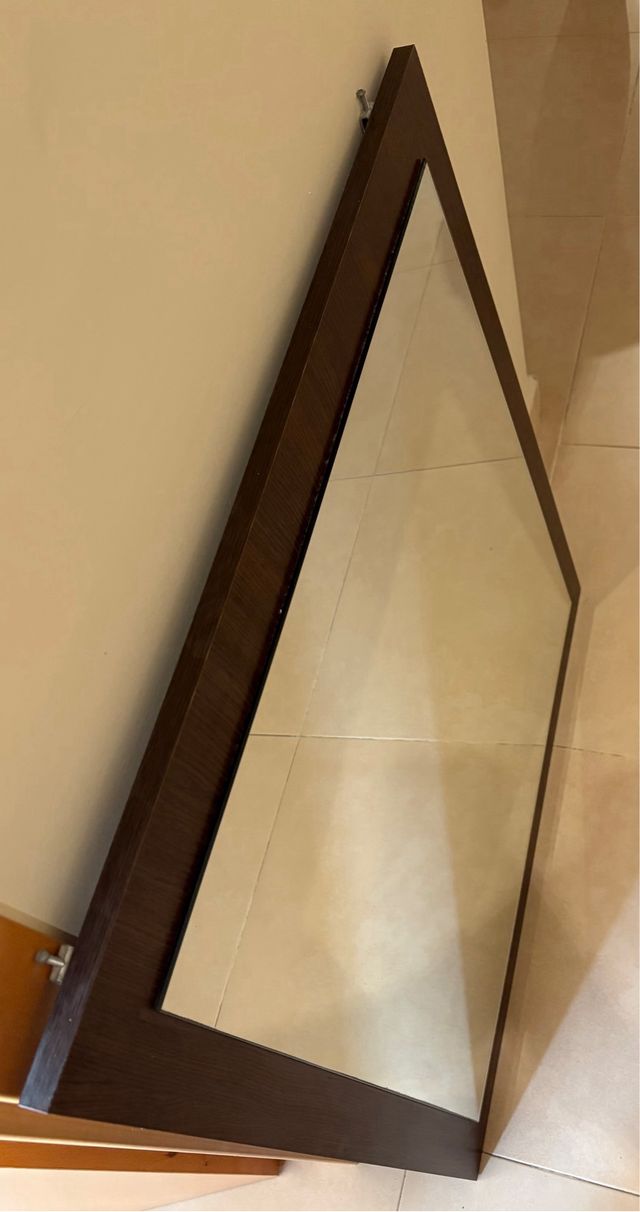 Mueble de baño con lavabo, espejo, váter y bidé