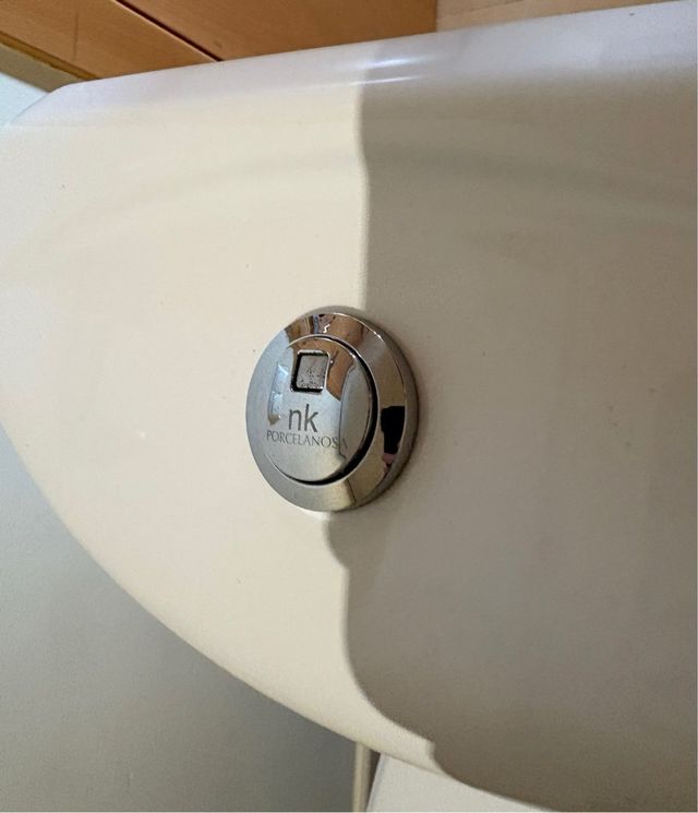 Mueble de baño con lavabo, espejo, váter y bidé