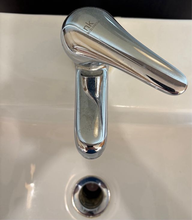 Mueble de baño con lavabo, espejo, váter y bidé