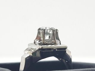 anillo oro 18k con piedra con diamante
