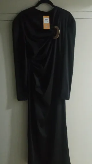 Vestido negro con detalle dorado