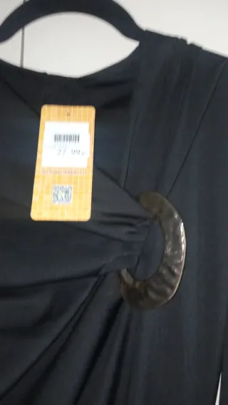 Vestido negro con detalle dorado