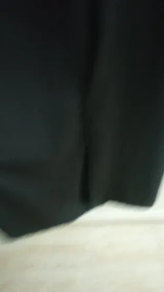 Vestido negro con detalle dorado