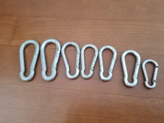 7 mosquetones de diferentes tamaños y resistencia.