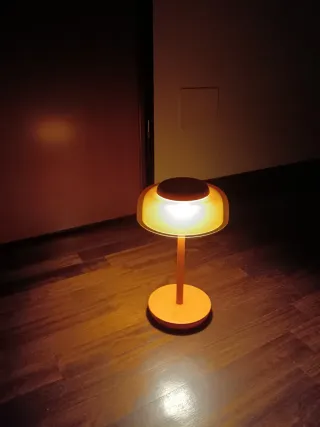 Lampada da tavolo arancione USB