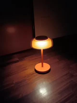 Lampada da tavolo arancione USB