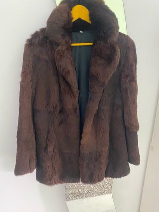 Abrigo de piel de conejo marrón  modelo  actual