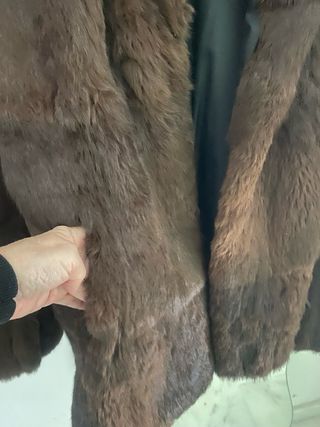 Abrigo de piel de conejo marrón  modelo  actual