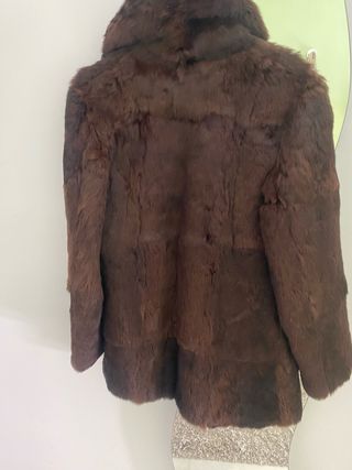 Abrigo de piel de conejo marrón  modelo  actual