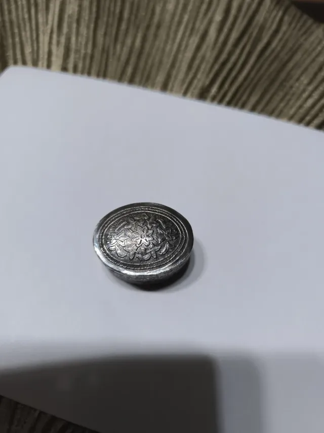 Antico portapillole in argento con incisione