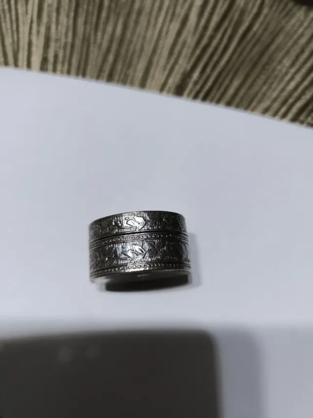 Antico portapillole in argento con incisione