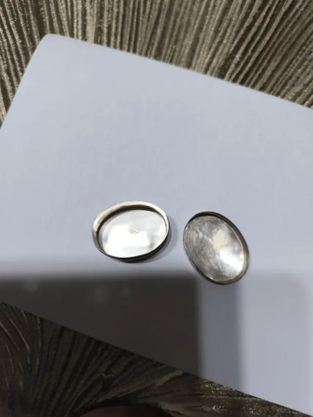 Antico portapillole in argento con incisione