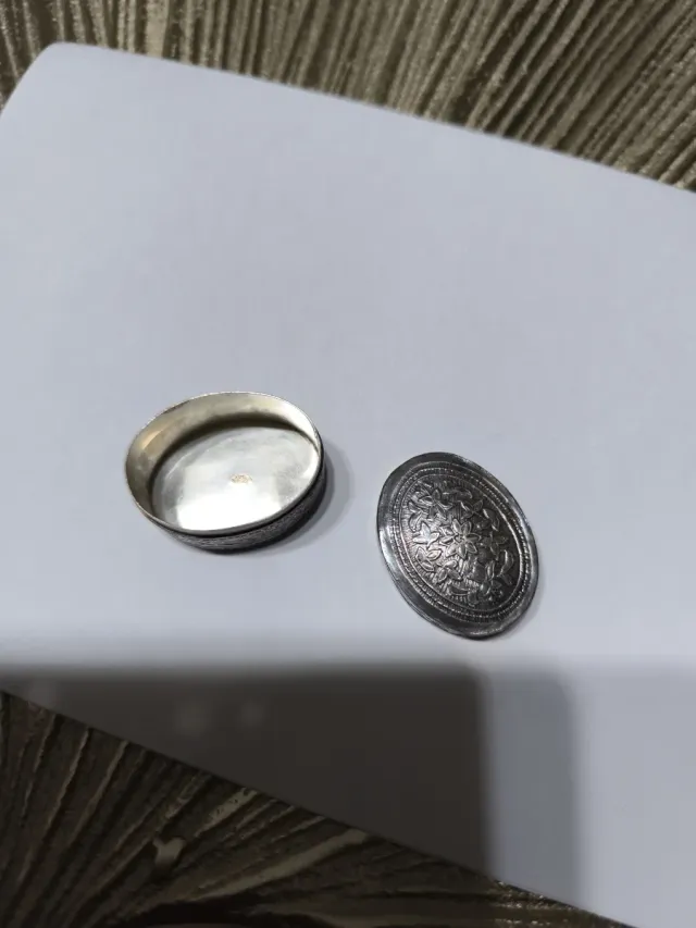 Antico portapillole in argento con incisione