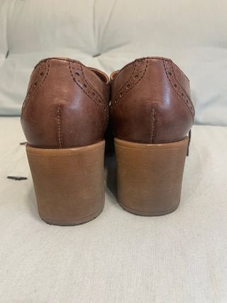 Zapatos Oxford de cuero marrón
