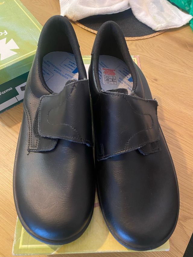 Zapatos de piel negra con velcro