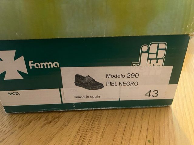 Zapatos de piel negra con velcro