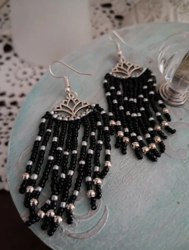 Pendientes artesanales en base de flor de loto